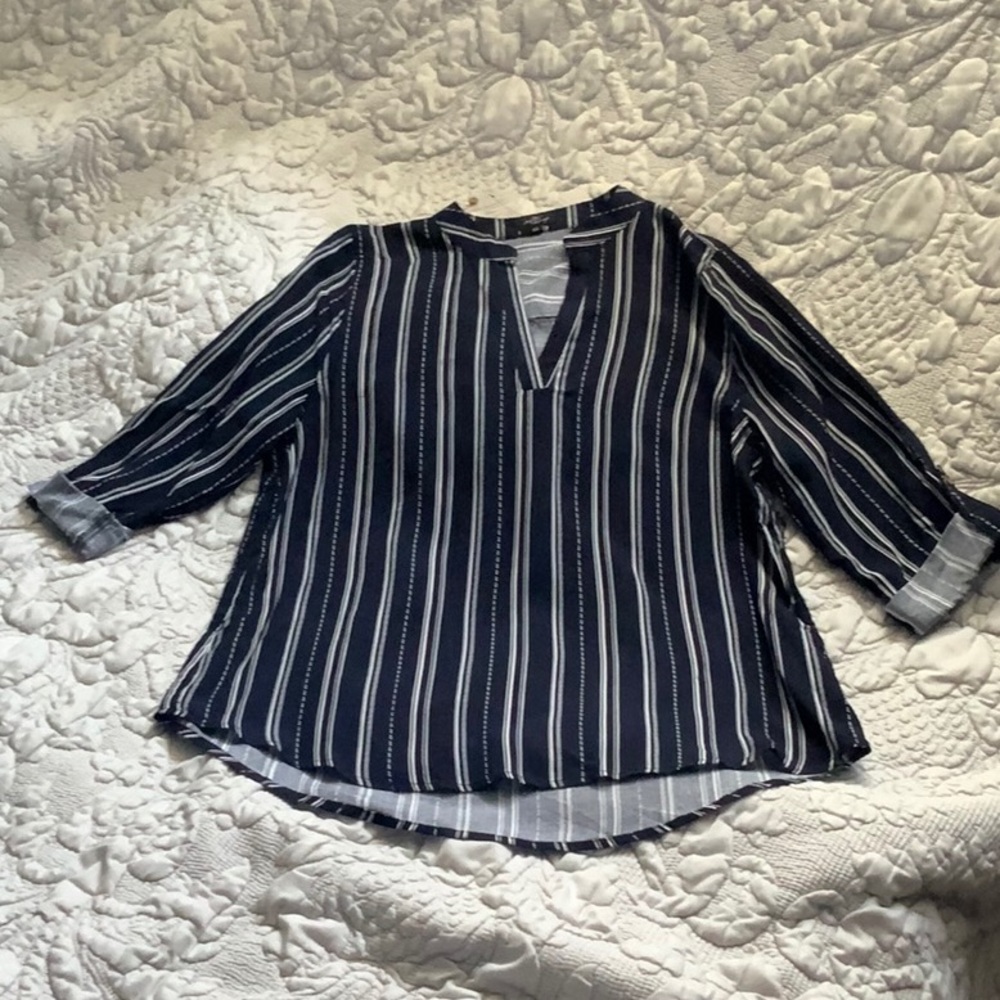 NWT Milk & Honey ladies v-neck top in size L